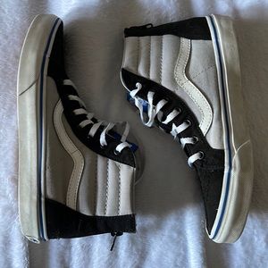 Vans boy’s skate shoe w/zipper in back size kids 4.4. Black/gray/white.